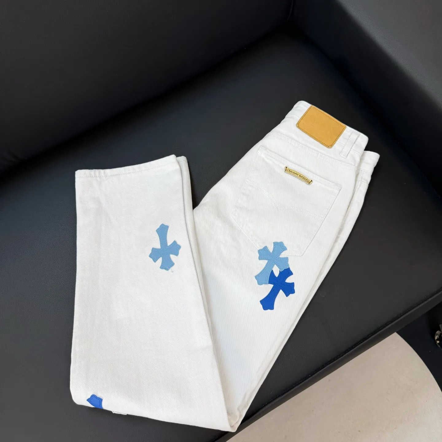 P230 Style number: D306 Chrome Hearts white and blue leather jeans Size: 28-34 corresponding to S-XL Color: White Size: S-XL (corresponding to 28 30 32 34) 28 30 32 34 Size S M L XL Length 101 102 103 104 Hips 110 114 118 122 Waist circumference 86 90 94 98 (There is an error of 1~3cm due to manual measurement)